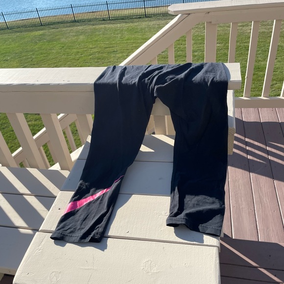 Nike leggings with a pink swish - Picture 3 of 4
